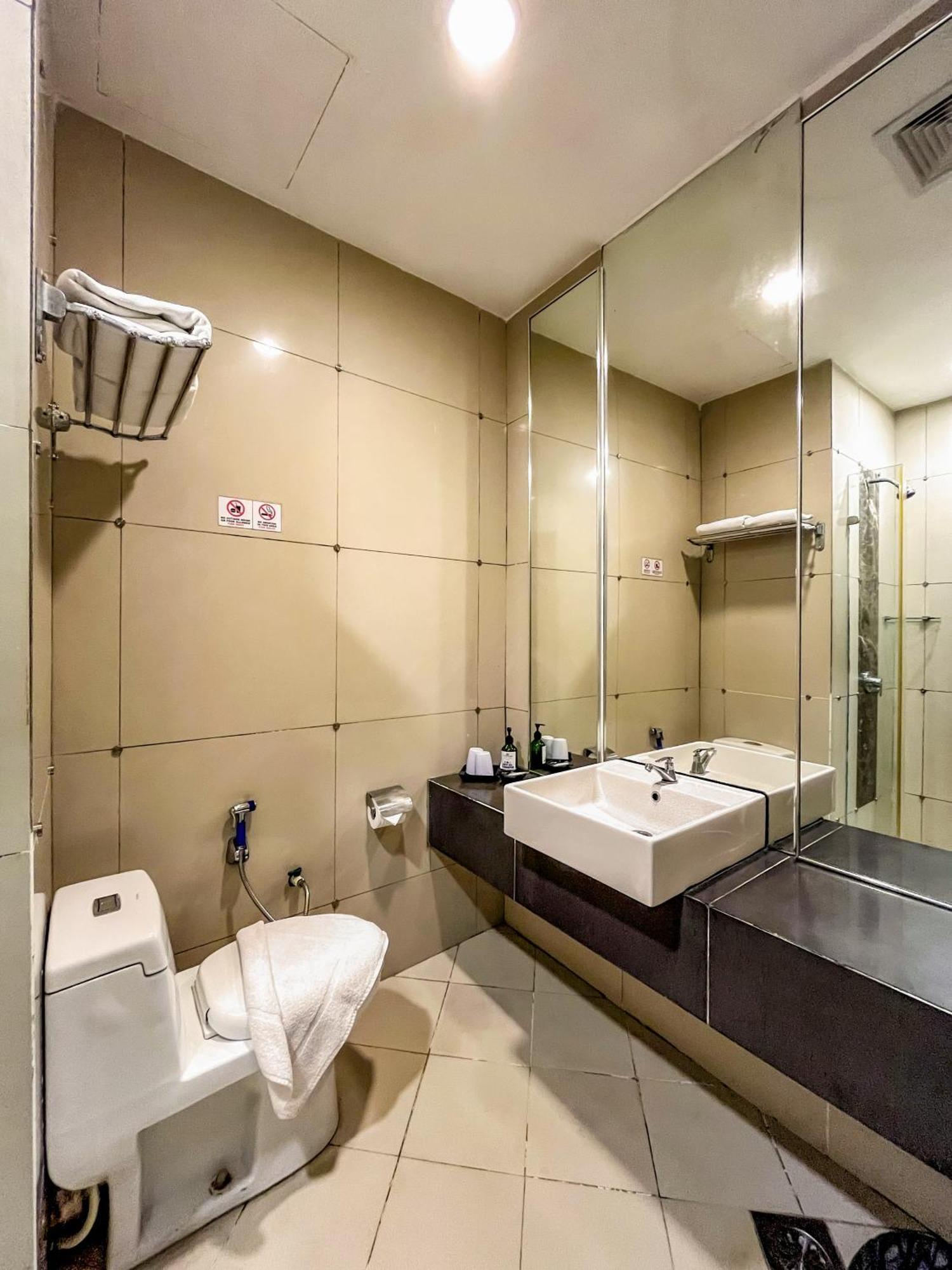 Courtyard Hotel 1Borneo Kota Kinabalu Extérieur photo