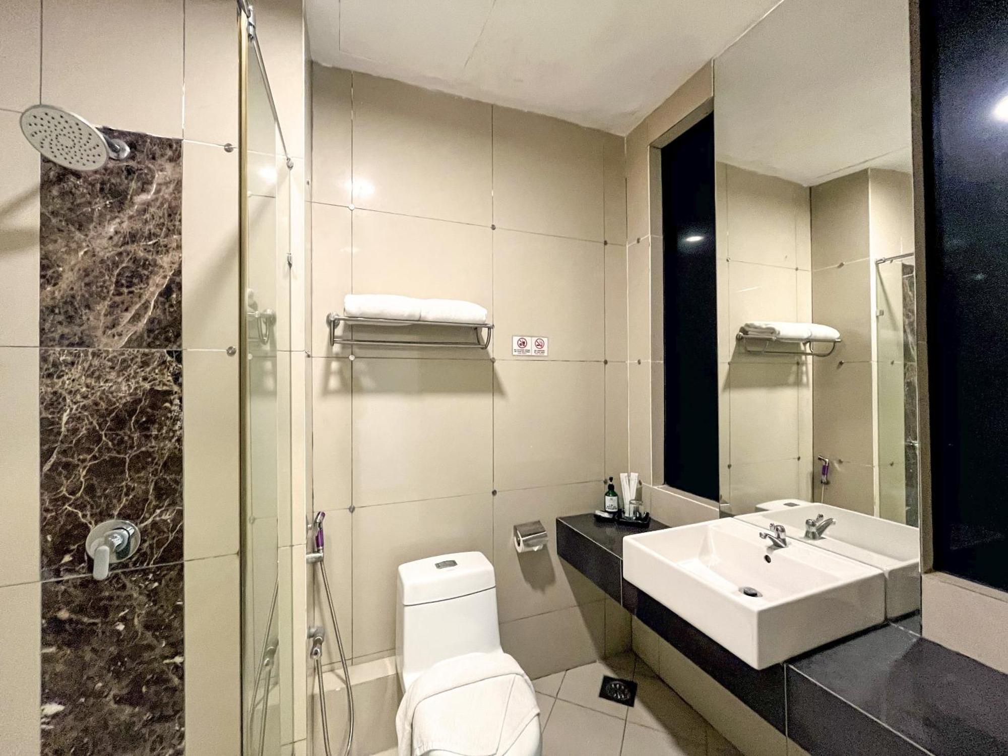 Courtyard Hotel 1Borneo Kota Kinabalu Extérieur photo