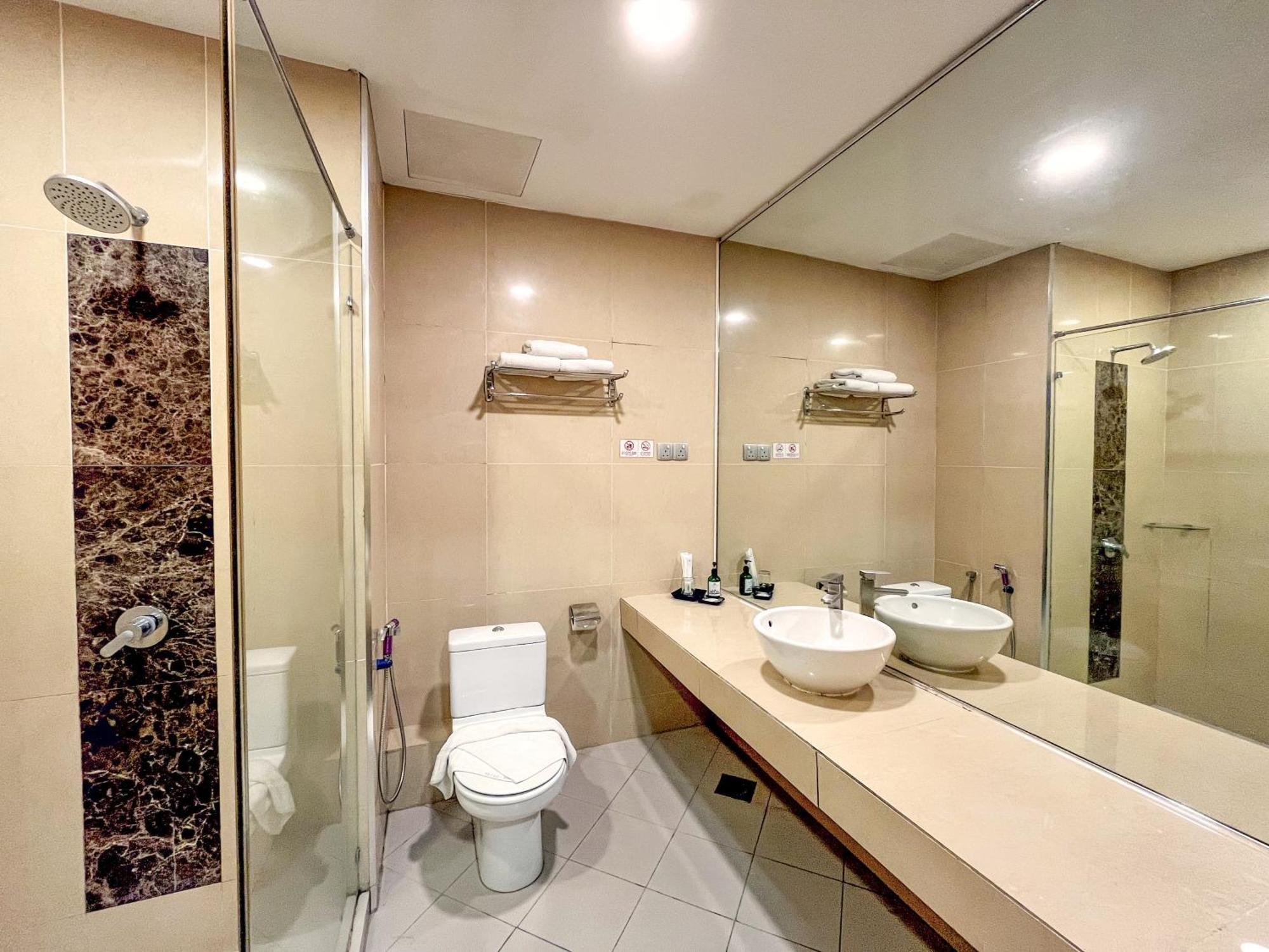 Courtyard Hotel 1Borneo Kota Kinabalu Extérieur photo